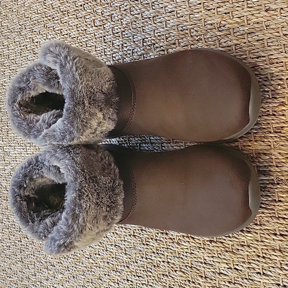 SKETCHERS brown fur trimmed ankle boots.  Size is 7.